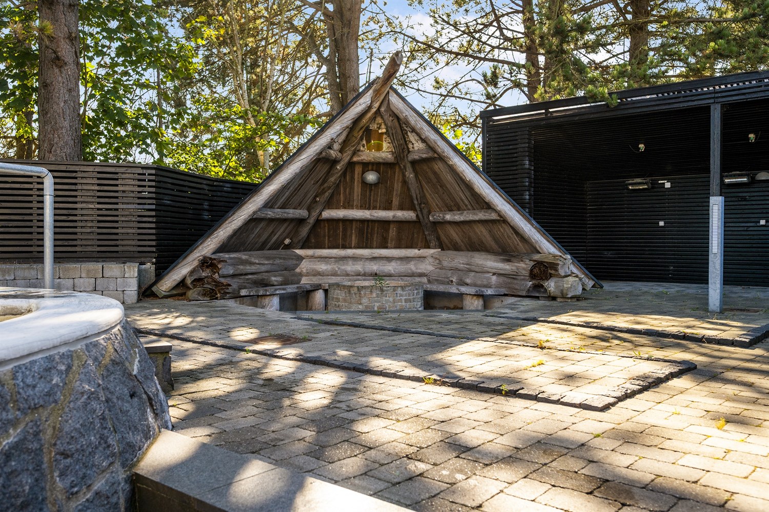 Siddeområde i Skansens udendørs wellness-afdeling